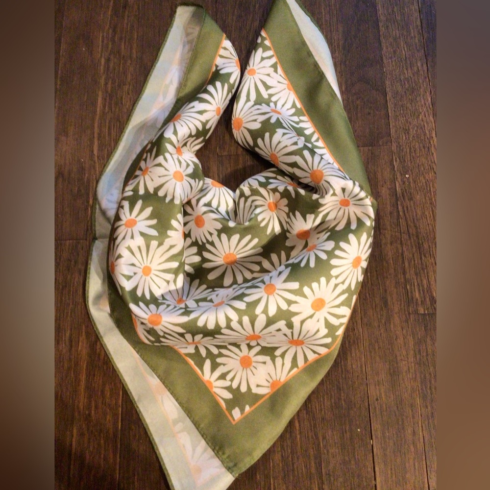 NEW! 🍁🍂Olive Green Daisy Print Women's Scarf - Floral Accent Bandana